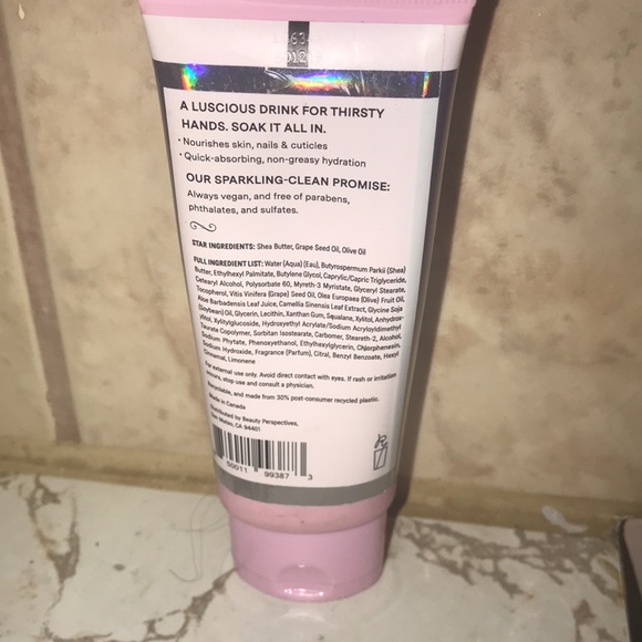 “REFRESHMENTS” Face Wipes & Hand Cream Bundle (NEW)!! - Picture 4 of 7